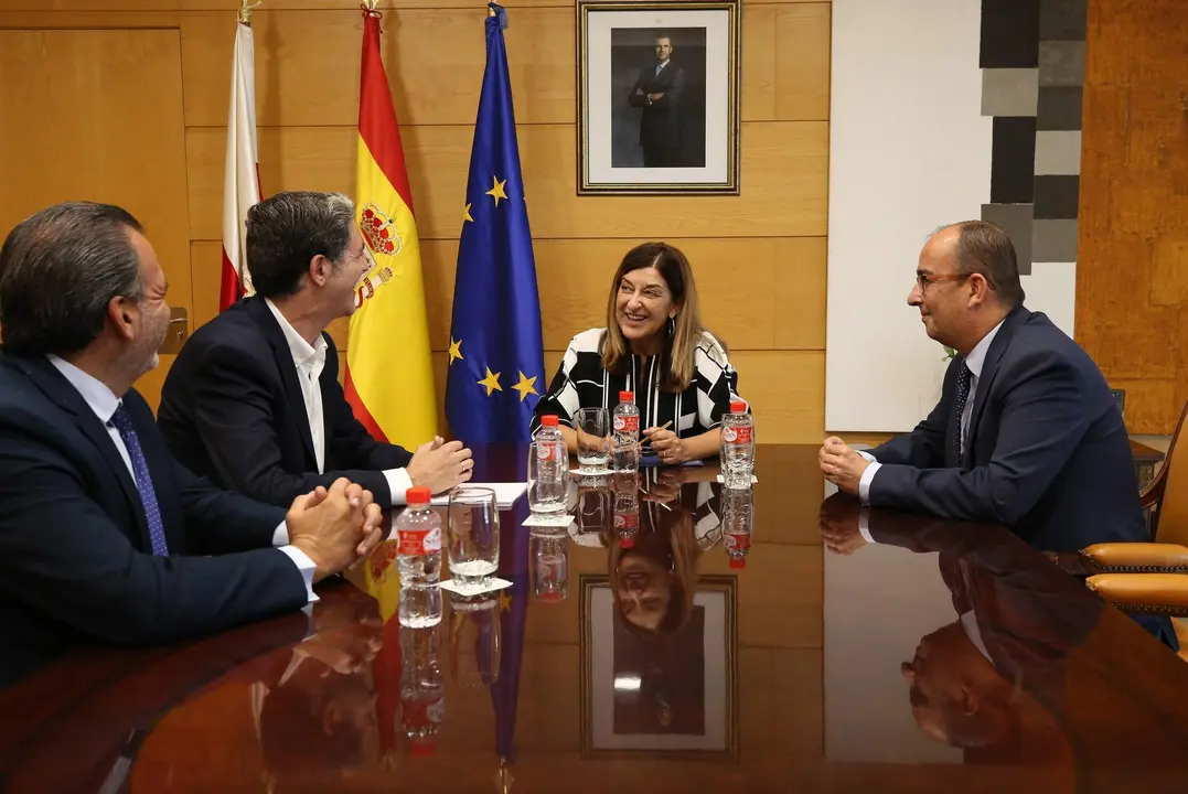  La presidenta de Cantabria, María José Sáenz de Buruaga, se reúne con el presidente de la Cámara de Comercio de Torrelavega, Carlos Augusto Carrasco. 
3 oct 23