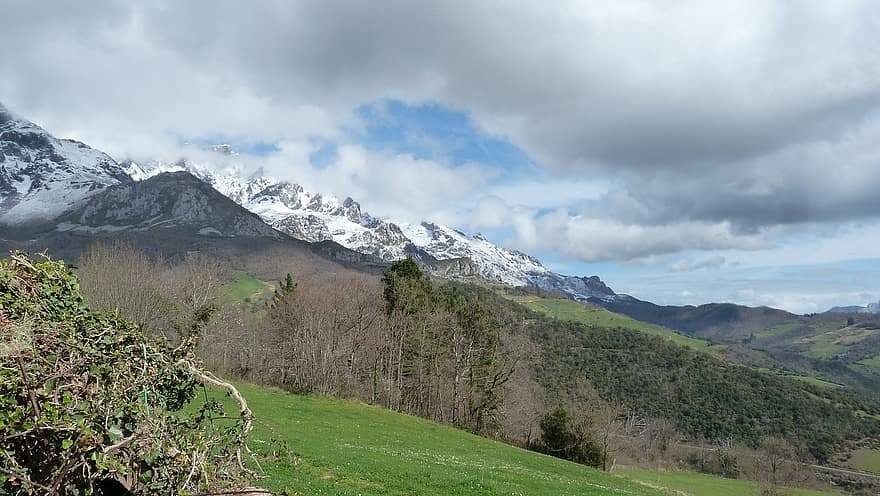 valley-of-liebana-mogrovejo-picos-de-europa-mountain-landscape-cantabria-snow-winter-green