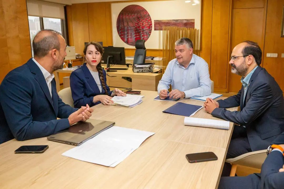 09:15 horas. Despacho del consejero de Economía, Hacienda y Fondos Europeos
El consejero de Economía, Hacienda y Fondos Europeos, Luis Ángel Agüeros, se
reúne con el alcalde de Torrelavega, Javier López Estrada. 6 octubre 2023 © Miguel De la Parra