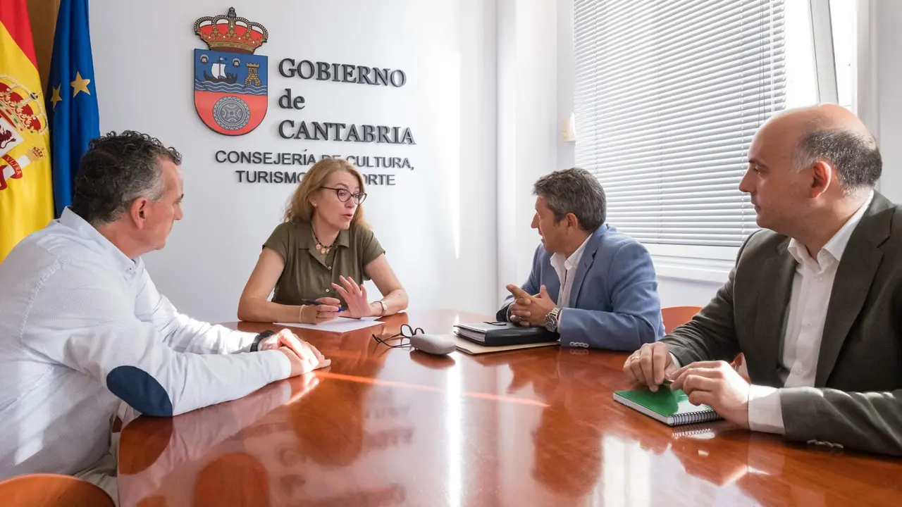 10:00 horas - Despacho de la consejera. La consejera de Cultura, Turismo y Deporte, Eva Guillermina Fern&aacute;ndez, recibe al alcalde de Cabez&oacute;n de la Sal, &Oacute;scar L&oacute;pez. 9 de octubre de 2023 &copy; Ra&uacute;l Lucio