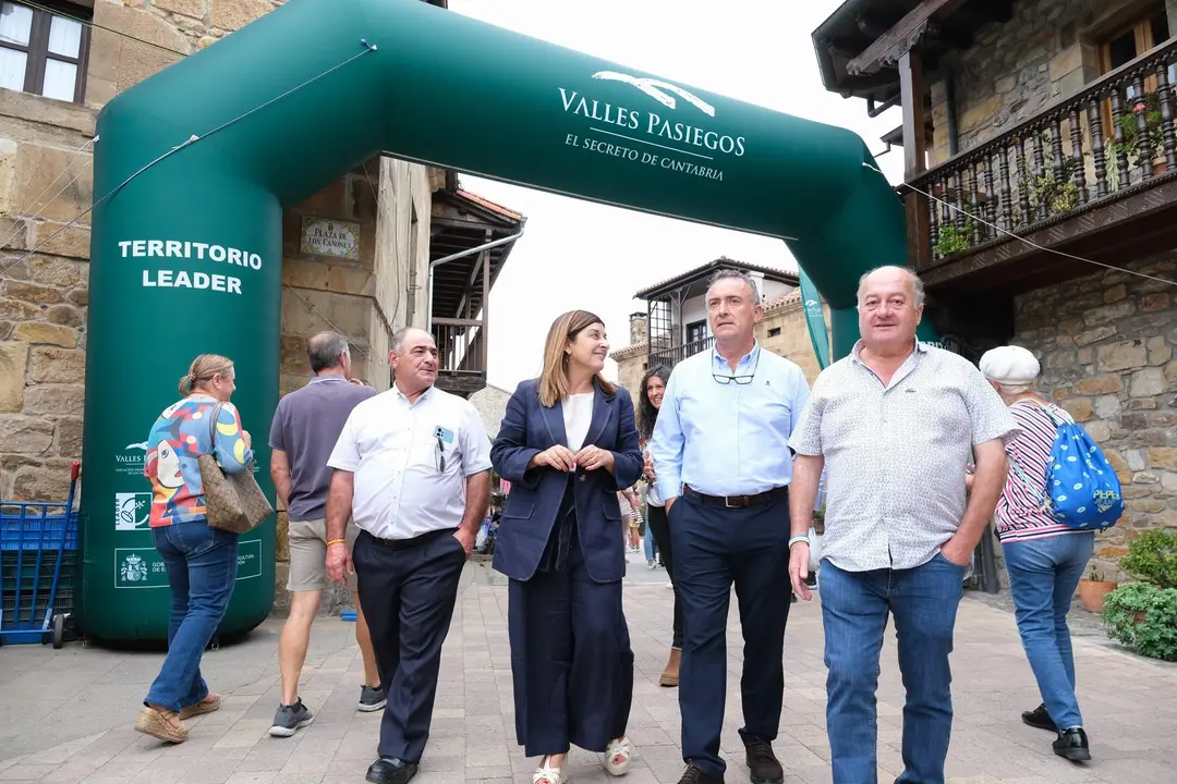 13:00 horas. Liérganes. La presidenta de Cantabria, María José Sáenz de Buruaga, visita la XV edición del Mercado de Otoño de los Valles Pasiegos. 13 de octubre de 2023 © Raúl Lucio