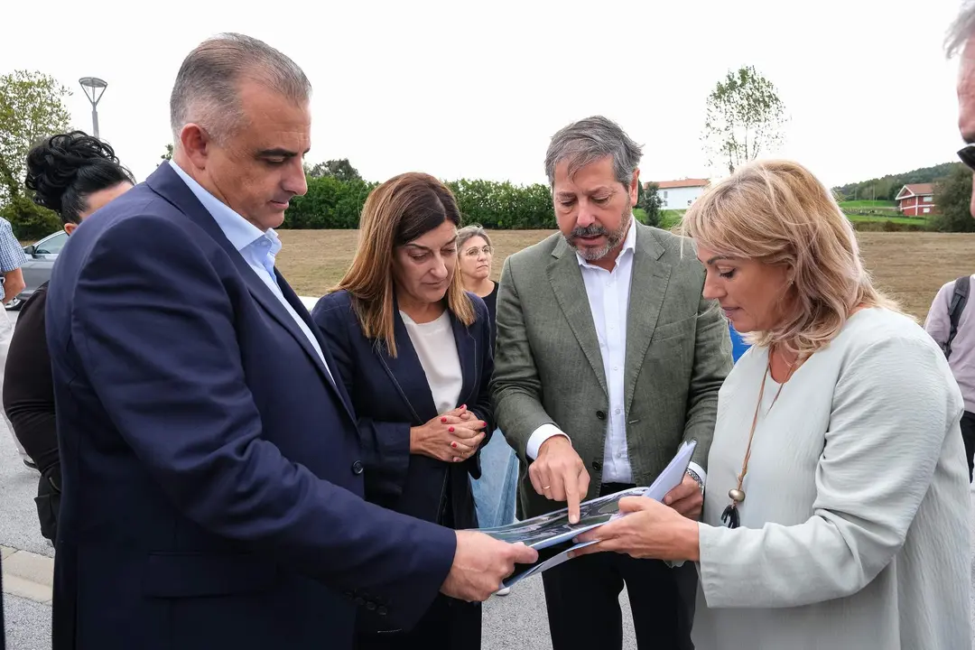 11:00 horas. Polanco. Barrio Pedroa. La presidenta de Cantabria, María José Sáenz de Buruaga, y el consejero de Fomento, Ordenación del Territorio y Medio Ambiente, Roberto Media, presentan el plan de viviendas sociales de alquiler. 13 de octubre de 2023 © Raúl Lucio