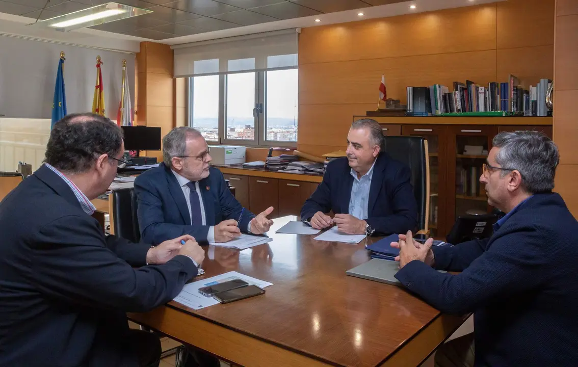 12:30 horas. Despacho del consejero 
El consejero de Fomento, Ordenación del Territorio y Medio Ambiente, Roberto Media, se reúne con el rector de la Universidad de Cantabria, Ángel Pazos. 
