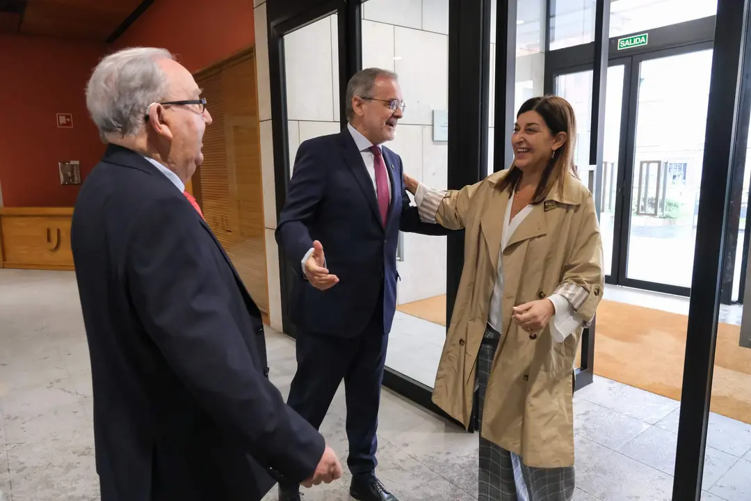 12:00 horas. Paraninfo de la Universidad de Cantabria. La presidenta de Cantabria, María José Sáenz de Buruaga, participa en la apertura del curso académico 2023-2024 de UNATE. 26 de octubre de 2023 © Raúl Lucio