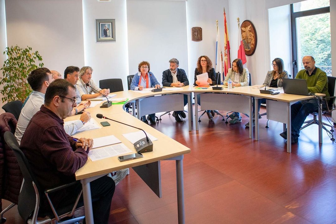 El Pleno del Ayuntamiento de Comillas aprueba adscribir dos inmuebles al servicio de vivienda de emergencia social