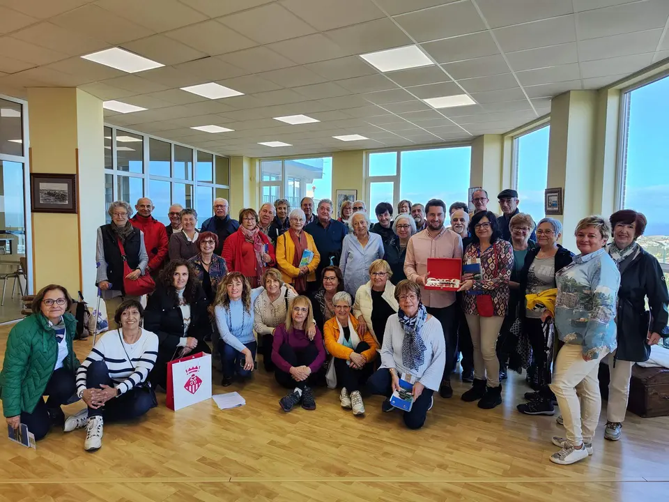 El Club de Lectura de Rubí junto al concejal de Cultura, Fran Gascón, en su visita a la Biblioteca de Suances