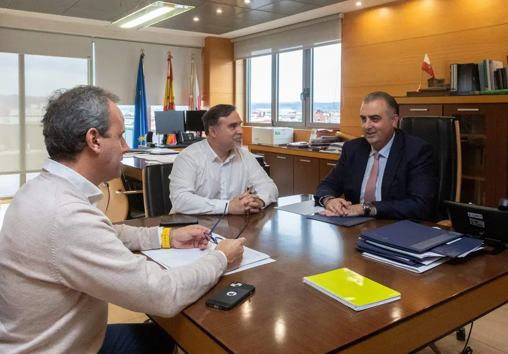 12.30.- Despacho del consejero 

El consejero de Fomento, Ordenación del Territorio y Medio Ambiente, Roberto Media, recibe al alcalde de Santoña
