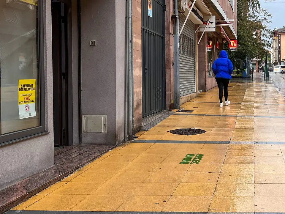 Carteles que ya se encuentran colocados en los comercios de Torrelavega 1 - copia