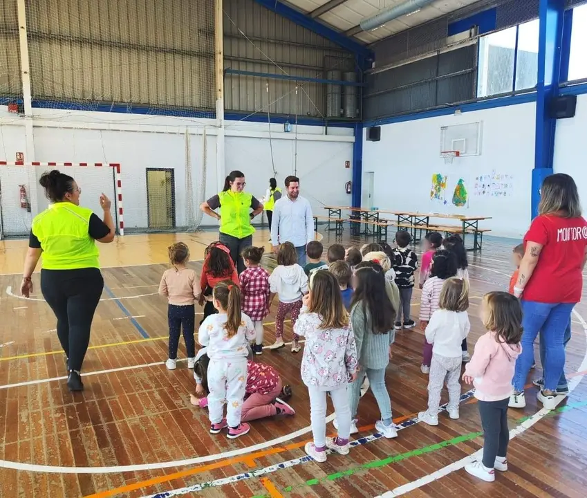 El concejal de Infancia y Juventud, Fran Gascón en su visita a una sesión de los Talleres de Otoño