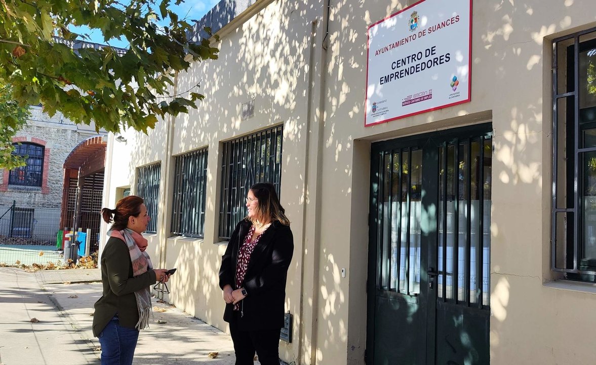 La concejala de Empleo (dcha), Paula Hoyos Gutiérrez conversa con la técnico del  Centro Municipal de Empredimiento de Suances