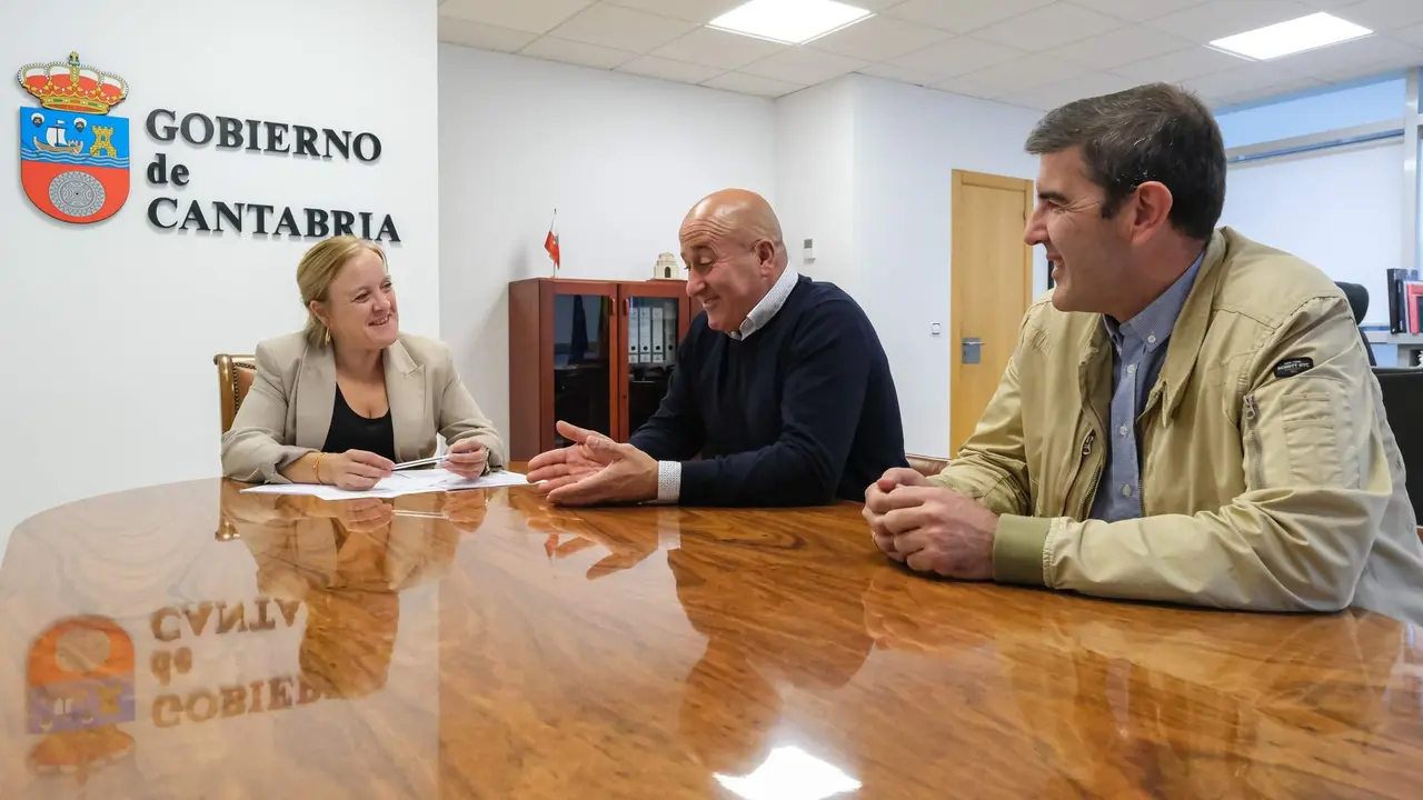 18:00 horas. Despacho. La consejera de Presidencia, Justicia, Seguridad y Simplificación Administrativa, Isabel Urrutia, recibe al alcalde de Cartes, Agustín Molleda. 25 de octubre de 2023 © Raúl Lucio