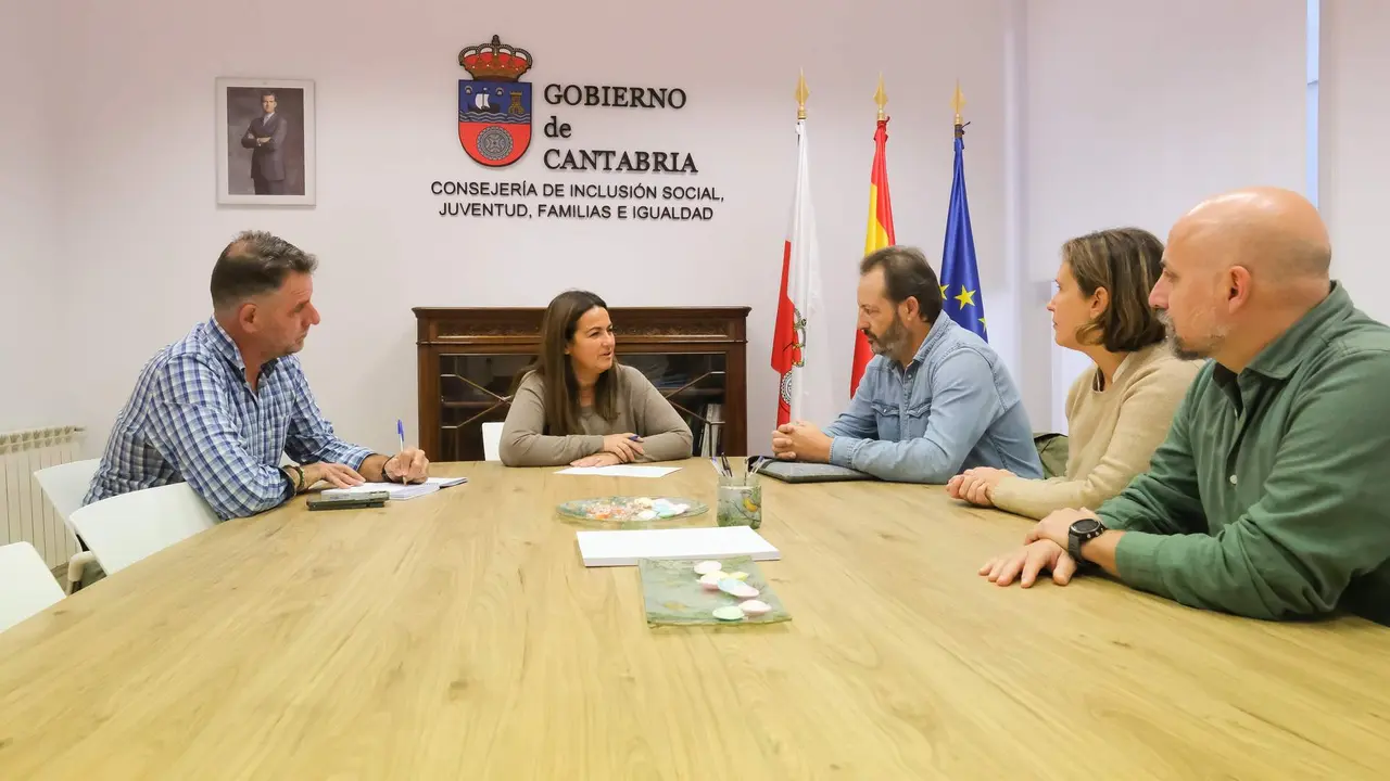 9:00.- Sala de reuniones de la Consejería. La consejera de Inclusión Social, Juventud, Familias e Igualdad, Begoña Gómez, recibe a la Asociación Es Retina. 7 de noviembre de 2023 © Raúl Lucio