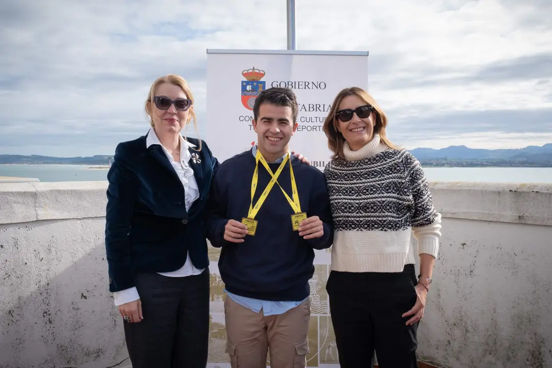 12:00.- Despacho de la consejera. La consejera de Cultura, Turismo y Deporte, Eva Guillermina Fernández, recibe al atleta Carmelo Herrería, deportista de la Federación Española de Deportes para Personas con Discapacidad Intelectual, campeón del Mundo y de Europa por equipos de campo a través, en las modalidades de cross corto y largo. 7 de noviembre de 2023 © Raúl Lucio