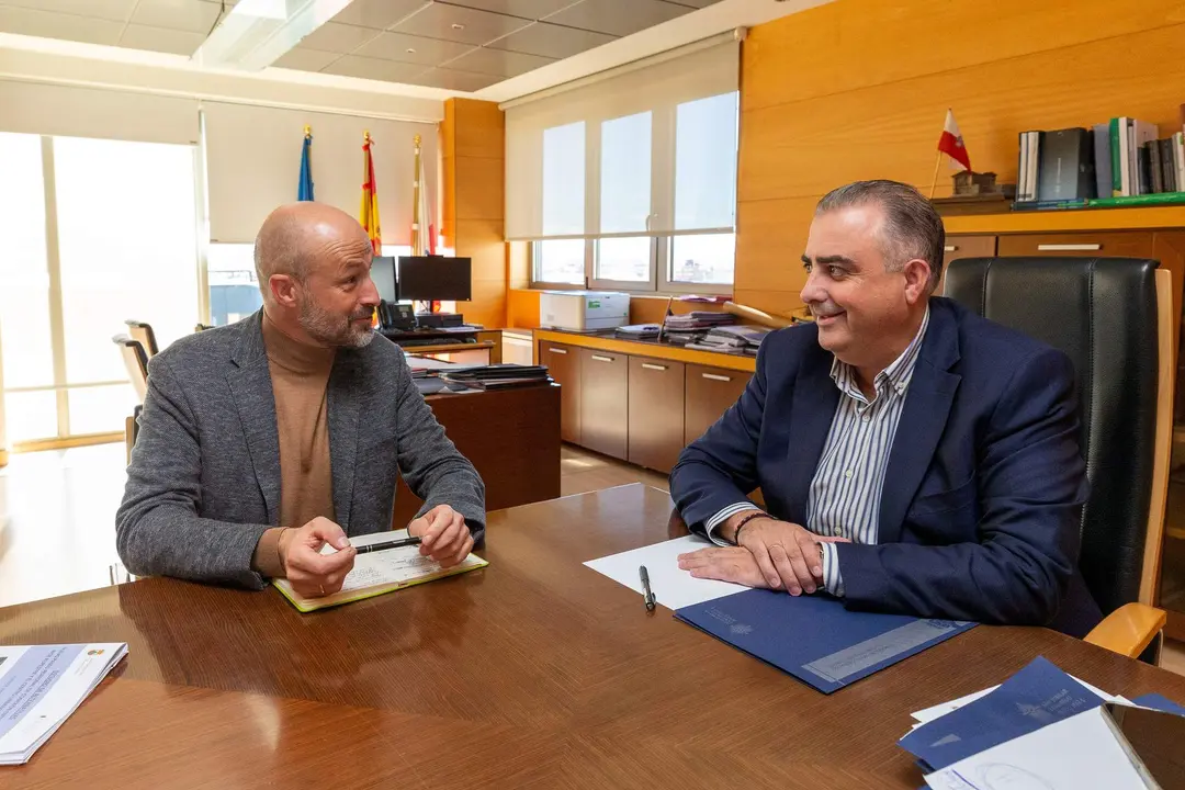 13:15.- Despacho del consejero 
El consejero de Fomento, Ordenación del Territorio y Medio Ambiente, Roberto Media, recibe al alcalde de Puente Viesgo 31 OCTUBRE 2023 © Miguel De la Parra