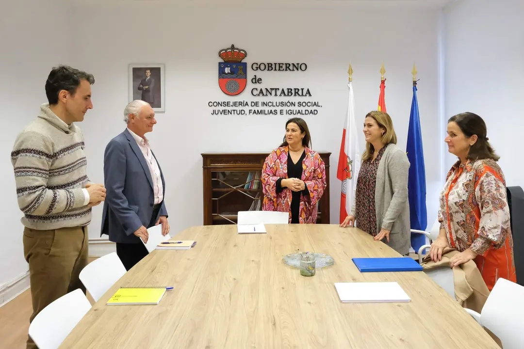 13:00.- Despacho de la consejera. La consejera de Inclusión Social, Juventud, Familias e Igualdad, Begoña Gómez del Río, se reúne con la asociación Buscando Sonrisas. 14 de noviembre de 2023 © Raúl Lucio