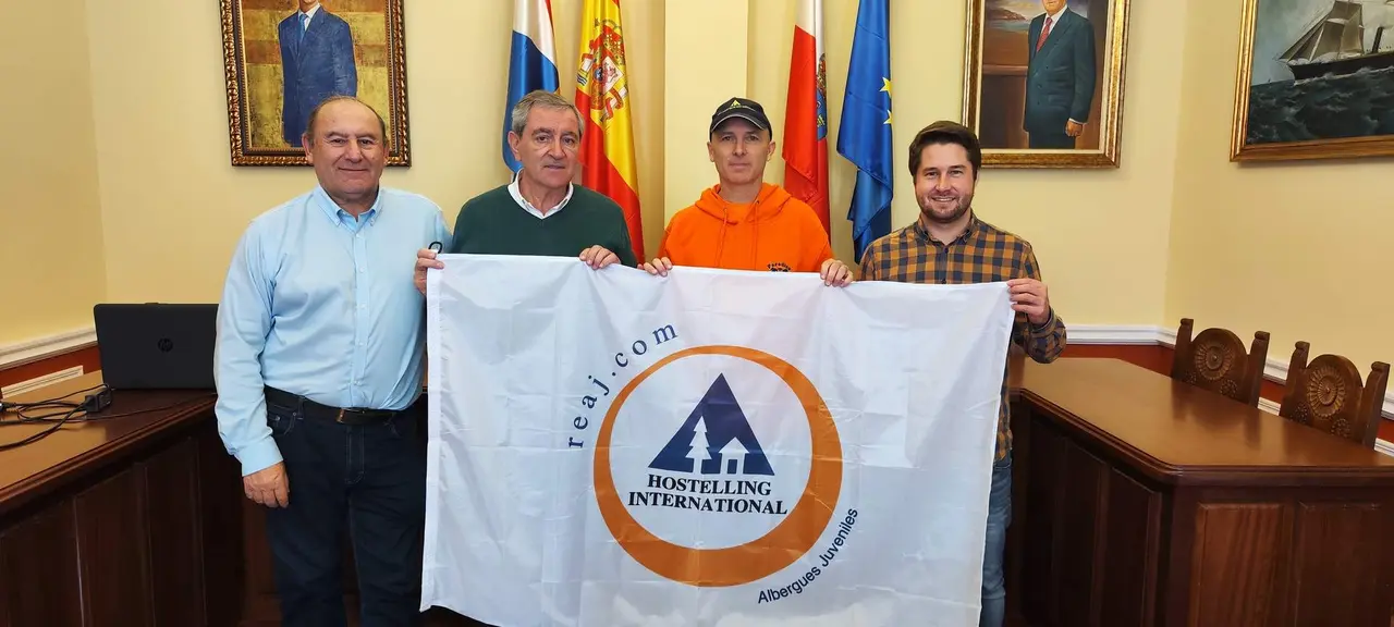 Autoridades de Suances  y gerente del Albergue Paradiso en la recepción en el Ayuntamiento 