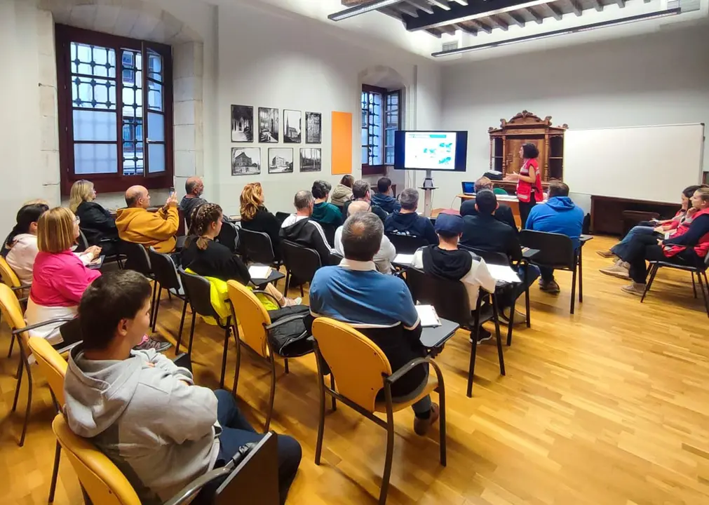 Medio centenar de personas en Comillas participaron de un curso sobre uso y manejo de desfibriladores