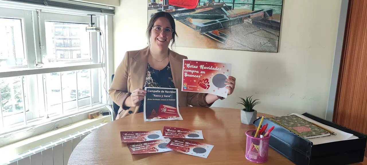 Paula Hoyos, concejala de Comercio de Suances presenta la campaña Rasca y Gana de Navidad