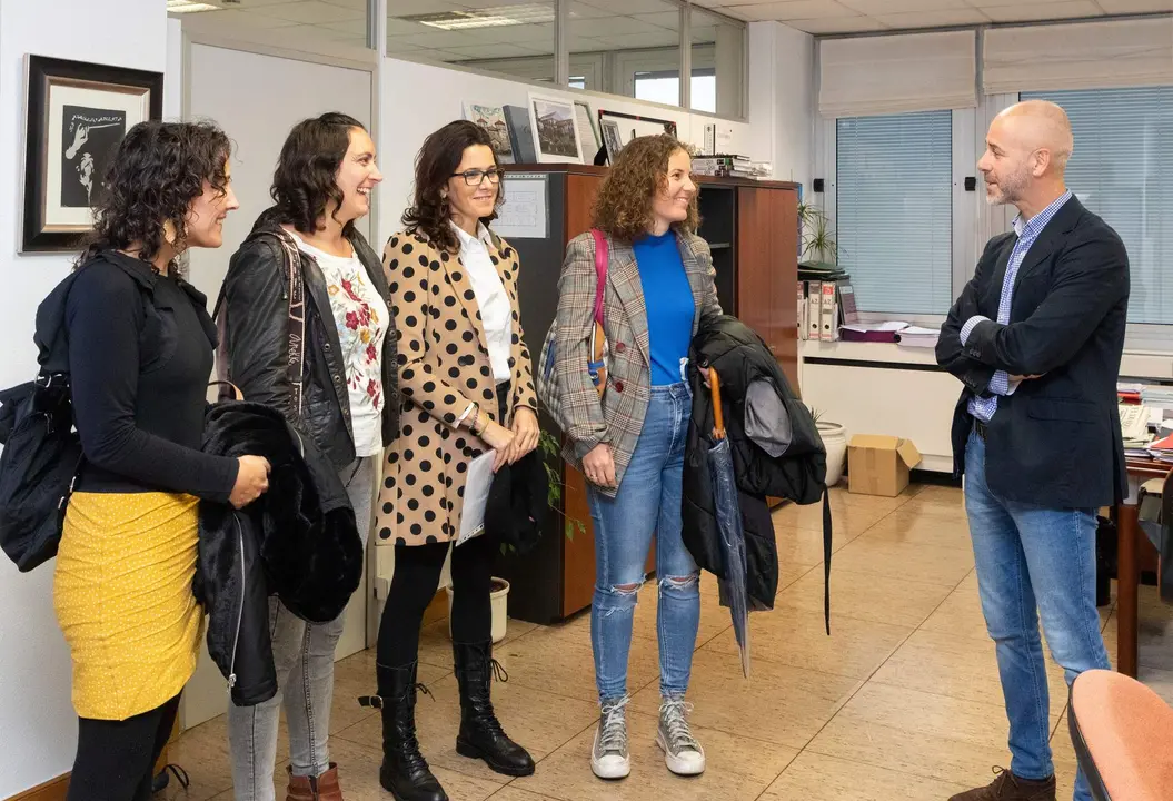 09.30.- Despacho del consejero
El consejero de Educación, Formación Profesional y Universidades, Sergio Silva, se reúne con el colectivo educativo infantil " Cuidando la infancia".