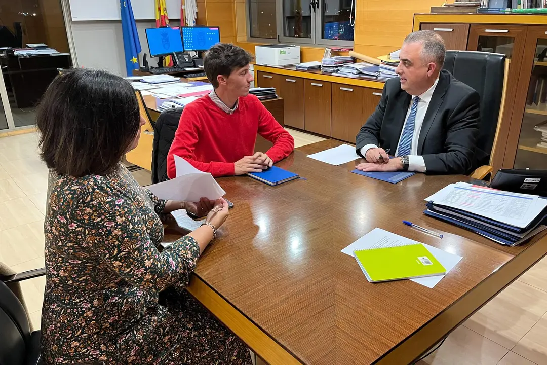 18:30.- Despacho del consejero
El consejero de Fomento, Ordenación del Territorio y Medio Ambiente, Roberto Media, recibe al alcalde de Castañeda.