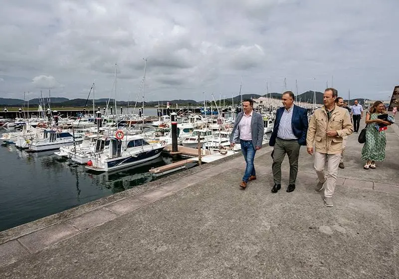 12:00 horas. Santoña
El consejero de Fomento, Ordenación del Territorio y Medio Ambiente, Roberto Media, visita el Puerto de Santoña junto al alcalde, Jesús Gullart.