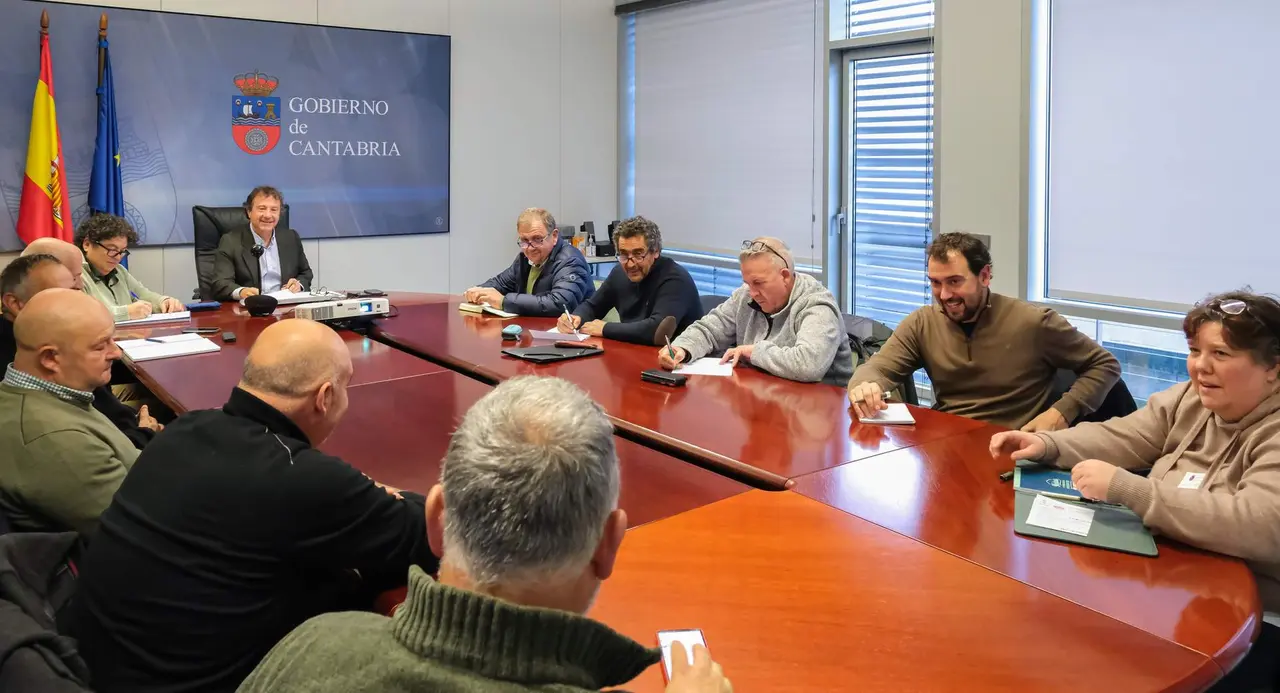 9.30.- Sala de reuniones Consejería. El consejero de Desarrollo Rural, Ganadería, Pesca y Alimentación, Pablo Palencia, se reúne Federación de Asociaciones de Ganado Vacuno de Razas Cárnicas. 20 de diciembre de 2023 © Raúl Lucio