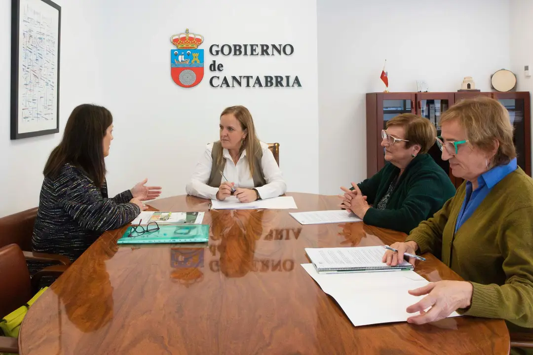 12:30 horas. Despacho de la consejera. 
La consejera de Presidencia. La consejera de Presidencia, Justicia, Seguridad y Simplificación Administrativa, Isabel Urrutia, recibe a los representantes de Plena Inclusión.