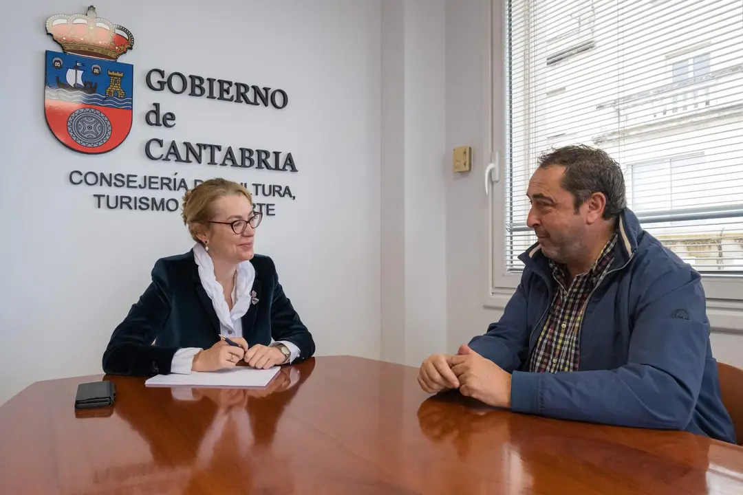 12.45.- Despacho de la consejera. La consejera de Cultura, Turismo y Deporte, Eva Guillermina Fernández, se reúne con el alcalde de Penagos, José Carlos Lavín. 12 de diciembre de 2023 © Raúl Lucio