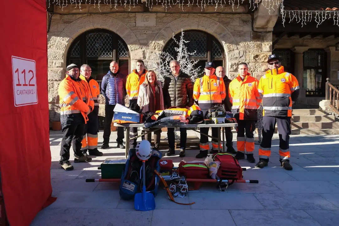 11.30 H. Ayuntamiento de Cillorigo de Liébana. La consejera de Presidencia, Justicia, Seguridad y Simplificación Administrativa, Isabel Urrutia, entrega material de protección civil en el Ayuntamiento de Cillorigo de Liébana. 26 de diciembre de 2023 © Raúl Lucio