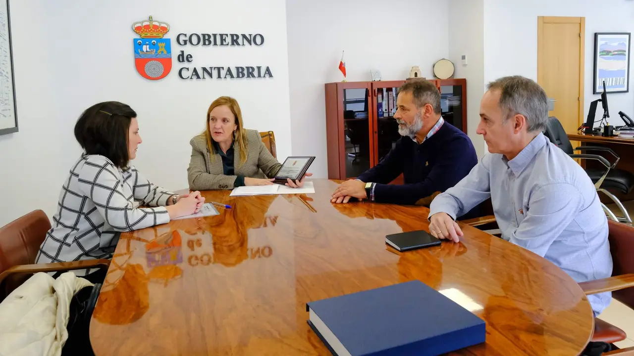 11.30.- Despacho de la consejera. La consejera de Presidencia, Justicia, Seguridad y Simplificación Administrativa, Isabel Urrutia, recibe a la alcaldesa de Corvera de Toranzo, Mónica Quevedo. 15 de diciembre de 2023 © Raúl Lucio