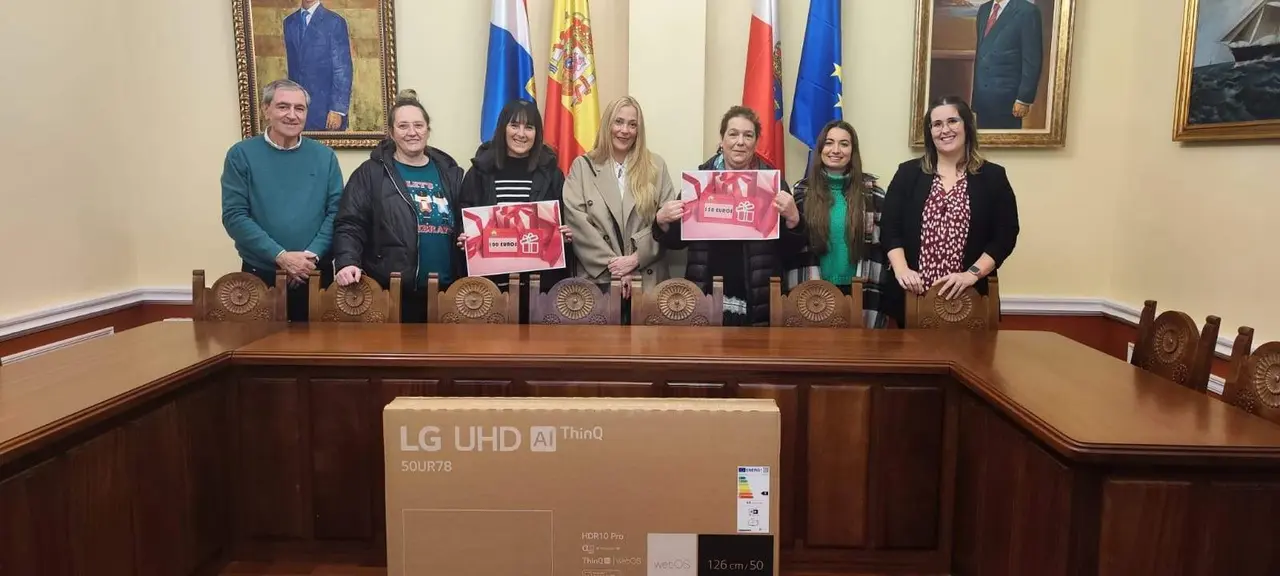 Momento de la entrega de premios de la campaña Rasca y Gana de Navidad 2023