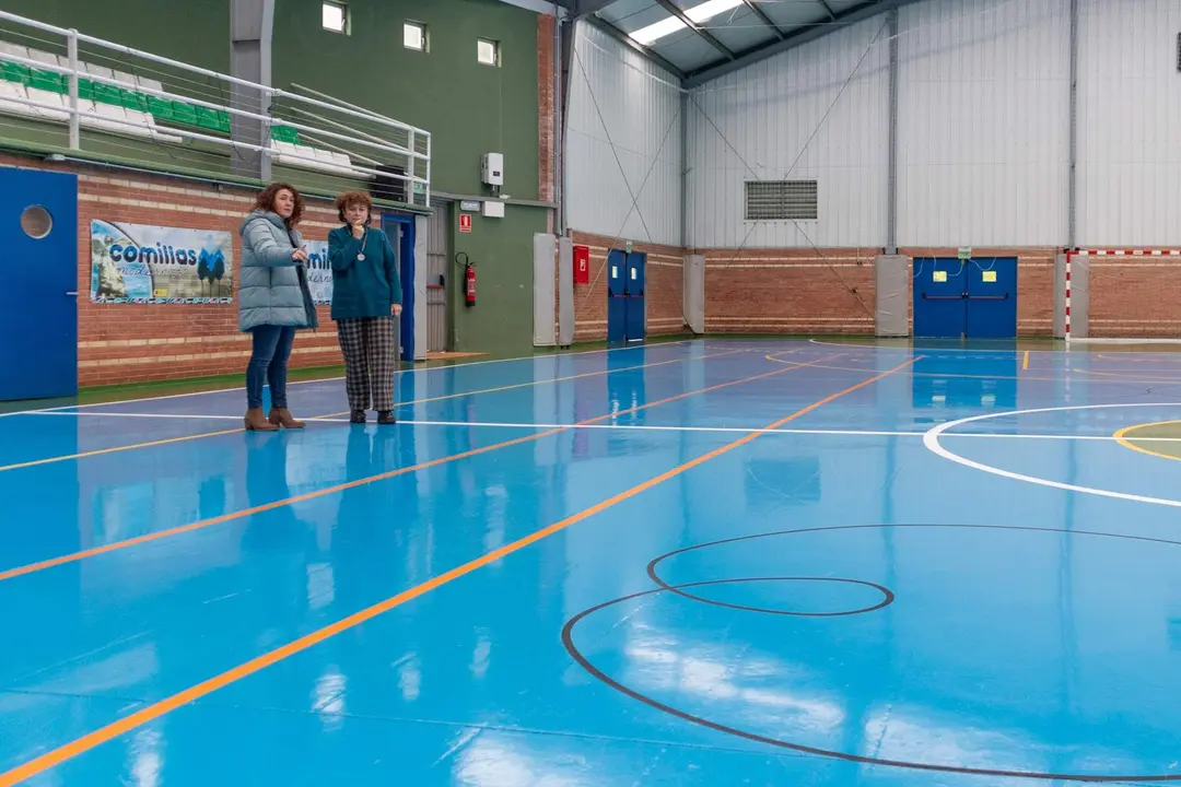 PIE DE FOTO. La concejala de Deportes, Vanesa Sánchez, y la alcaldesa de Comillas, María Teresa Noceda, visitando las instalaciones.