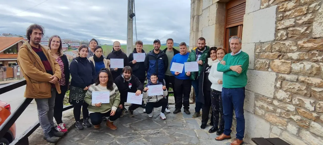 Participantes, formadores y autoridades en la clausura de la Escuela de Talento Joven de Suances