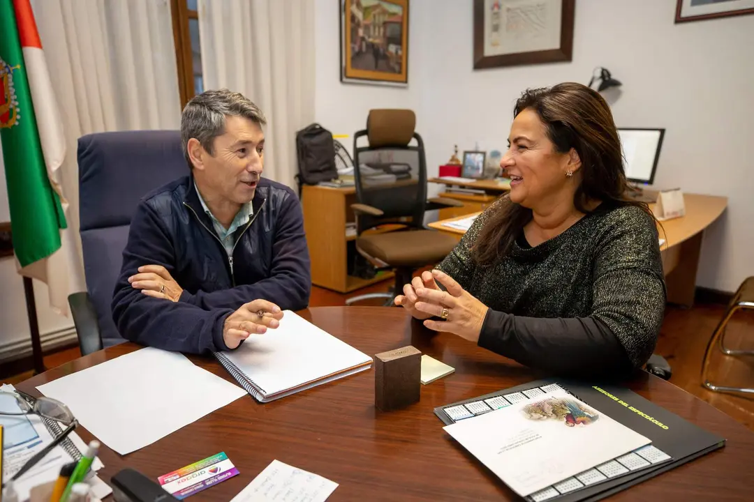 09.00.- Ayuntamiento de Cabezón de la Sal
La consejera de Inclusión Social, Juventud, Familias e Igualdad, Begoña Gómez, se reúne con el alcalde de Cabezón, Óscar López. 12 DICIEMBRE 2023 © Miguel De la Parra