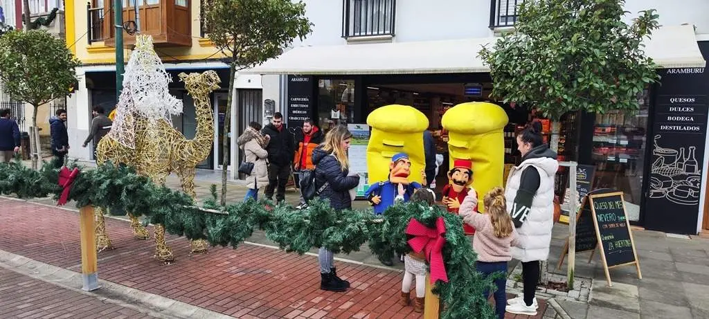 Los carteros de la Navidad, Ambrosio y Antoine, recogían ayer en la villa las misivas de los niños y niñas suancinos