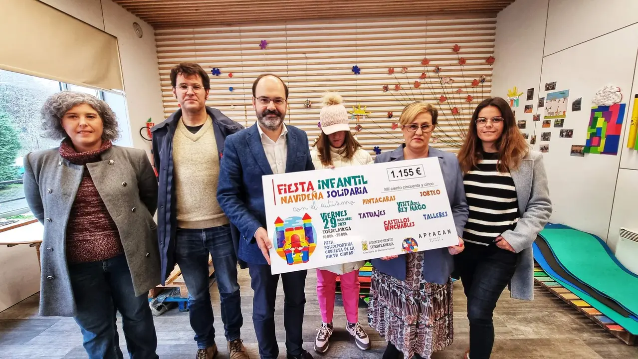 El primer teniente de Alcalde hace entrega a APTACAN del cheque solidario (3)