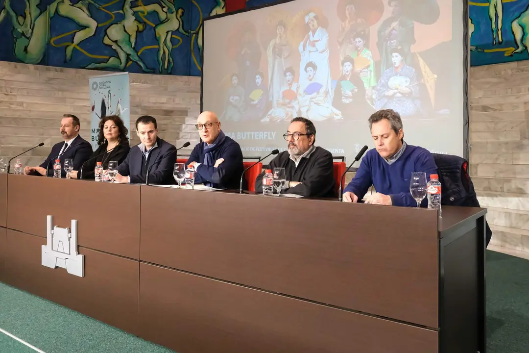 11:00 horas. Sala María Blanchard del Palacio de Festivales. El director de Cultura y Patrimonio, Juan Antonio González; el director de la Fundación Òpera a Catalunya, Óscar Lanuza; el director musical de la producción y director del coro de Amics de l’Òpera de Sabadell, Daniel Gil de Tejada; el director de escena de la producción, Carles Ortiz; y la solista Carmen Solís presentan ‘Madama Butterfly’. 10 de enero de 2023 © Raúl Lucio