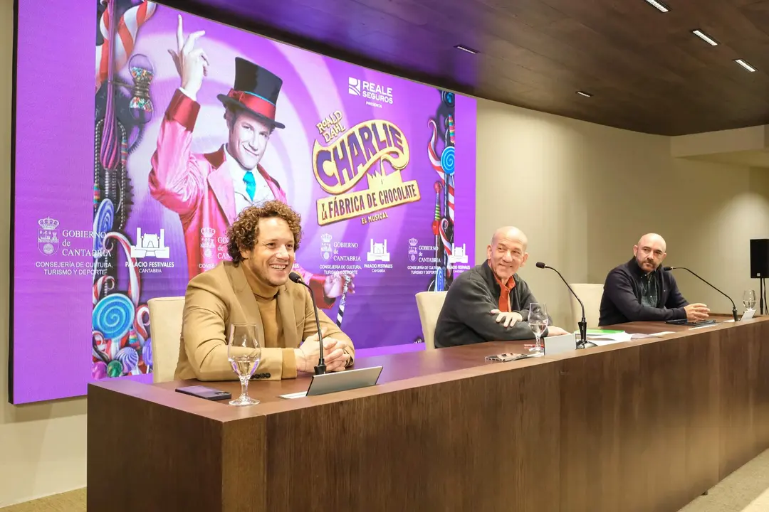 11:30 horas. Palacio de Festivales de Cantabria. Sala 30 años. El director artístico del Palacio de Festivales de Cantabria, Esteban Sanz, acompañado por Daniel Diges, actor protagonista y Carlos Alexandre, promotor presenta, en rueda de prensa, el musical ‘Charlie y la fábrica de chocolate’. 11 de enero de 2024 © Raúl Lucio