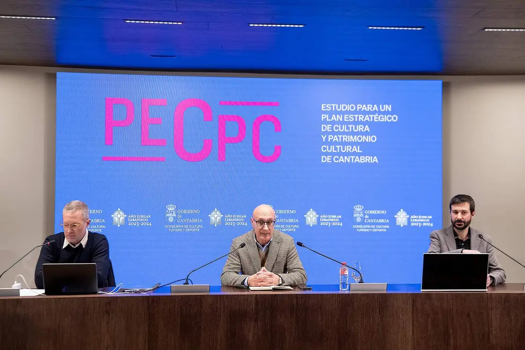 El director general de Cultura, Juan Antonio González Fuentes, presenta en rueda de prensa el Plan Estratégico de Cultura acompañado de Javier Martín Jiménez y Sören Meschede, redactores del plan.
12 ENE 24