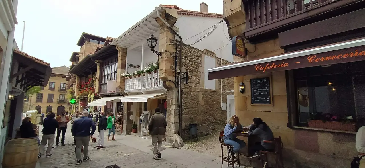 Vista general de una de las calles comerciales de Comillas.