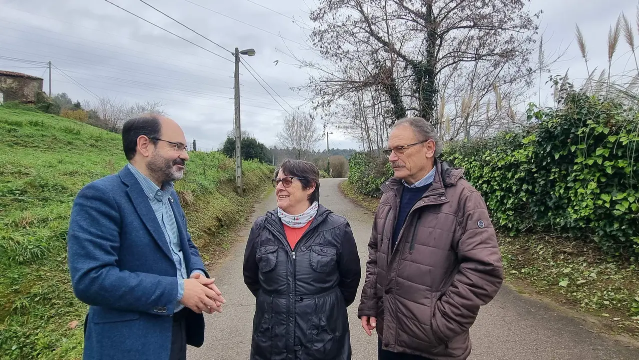 Urraca en Torres Arriba con representantes de la Asociación de Vecinos de Torres