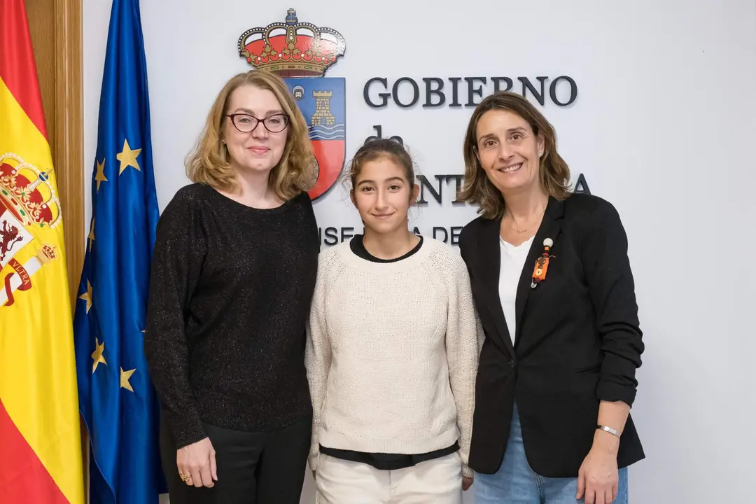 16.15.- Despacho de la consejera. La consejera de Cultura, Turismo y Deporte, Eva Guillermina Fernández, recibe a Eloísa Barreda, campeona de tenis de mesa del Torneo Internacional MEDITERRANEAN CUP U12. 18 de enero de 2024 © Raúl Lucio