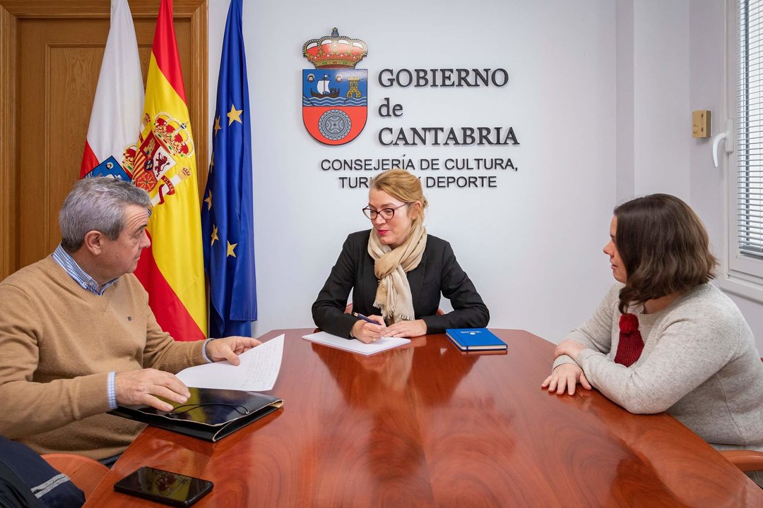 12.45.- Despacho de la consejera
La consejera de Cultura, Turismo y Deporte, Eva Guillermina Fernández, se reúne con el alcalde de Polaciones, Vicente Gómez.