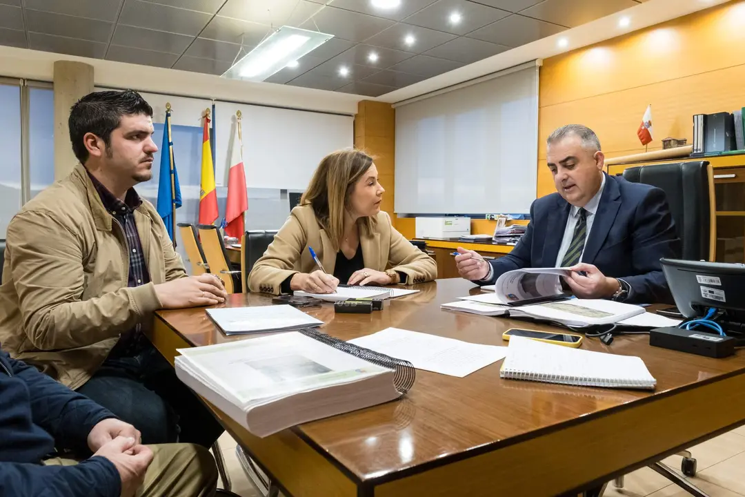 08.45.- Despacho del consejero. El consejero de Fomento, Ordenación del Territorio y Medio Ambiente, Roberto Media, se reúne con la alcaldesa de Medio Cudeyo, María Higuera. 22 de enero de 2024 © Raúl Lucio