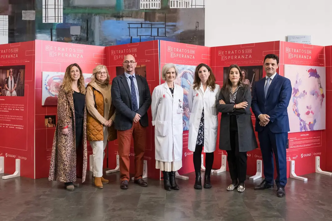 12:30 horas. Sala Gómez Durán de Valdecilla. El consejero de Salud, César Pascual, presenta el proyecto ‘Cuadros con Esperanza y Retratos con Esperanza’. 30 de enero de 2024 © Raúl Lucio