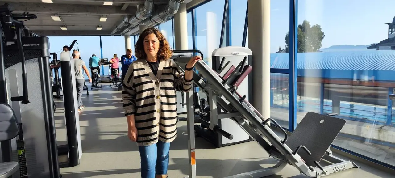 Ana Santiago, concejala de Deportes, en el gimnasio municipal junto a una de las nuevas máquinas