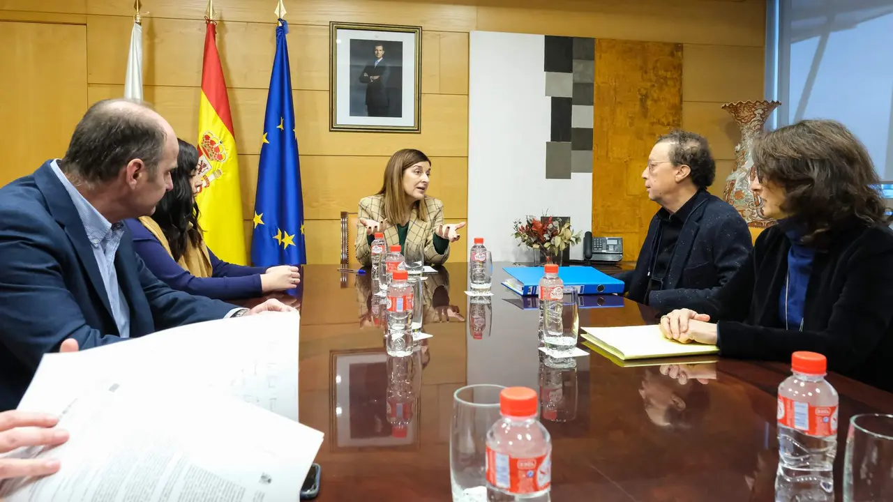 1.30.- Despacho de la presidenta. La presidenta del Gobierno de Cantabria, María José Sáenz de Buruaga, recibe a la Asociación Cántabra de Afectados por la Ley de Costas. 10 de enero de 2023 © Raúl Lucio