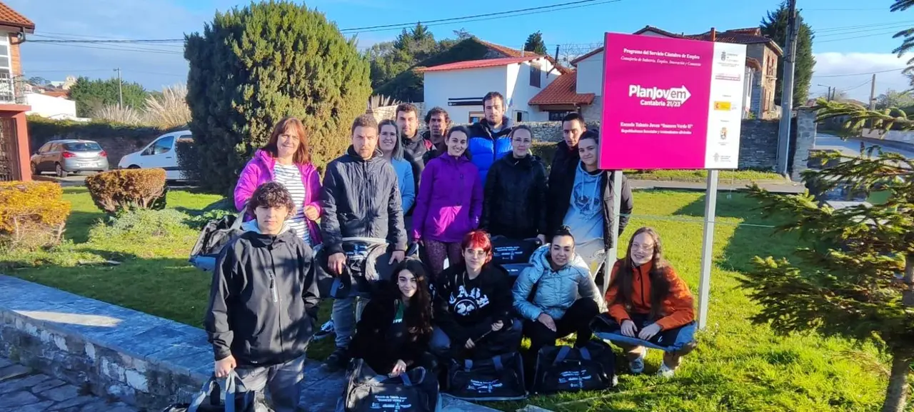Alumnos de la Escuela de Talento Joven junto a la concejala de Empleo, Paula Hoyos y el monitor formativo, Pablo Oria