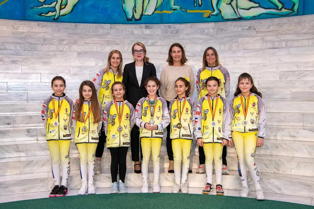 16.15.- Sala María Blanchard. Palacio de Festivales
La consejera de Cultura, Turismo y Deporte, Eva Guillermina Fernández, recibe a las campeonas de la Copa de España de Voleibol en categoría benjamín femenino. 31 ENERO 2024 © Gobierno de Cantabria