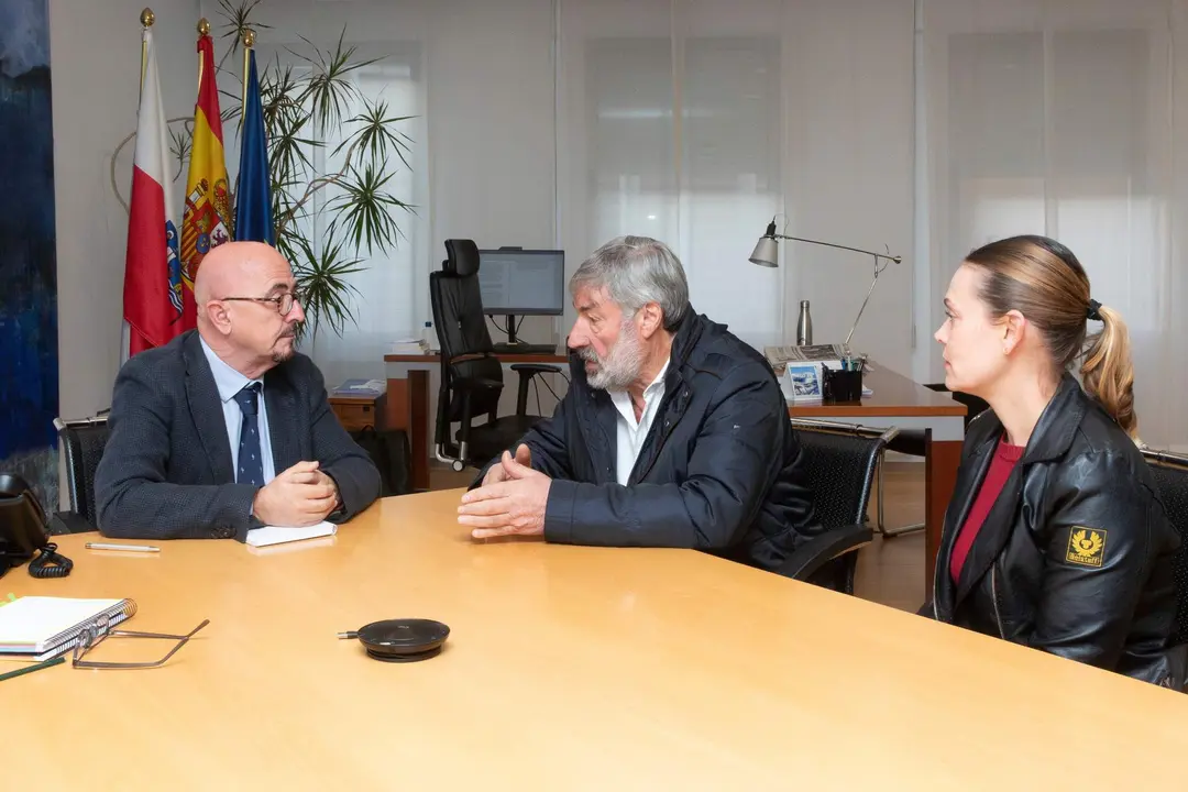 10.30.- Despacho del consejero
El consejero de Salud, César Pascual, se reúne con el alcalde de Valderredible, Fernando Fernández.